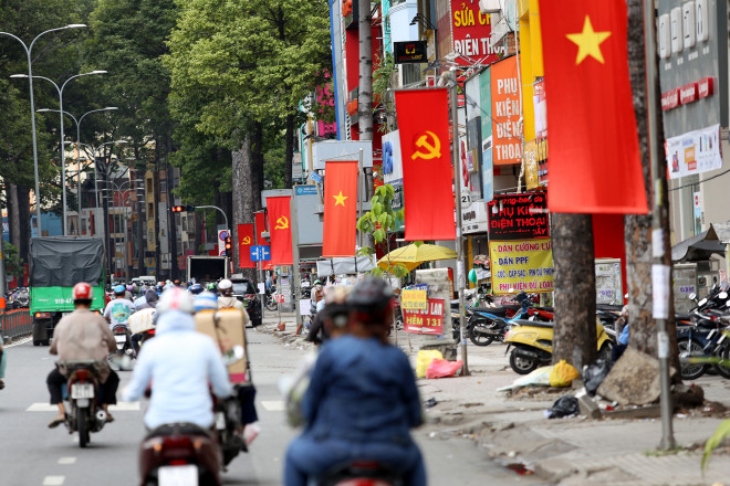 Đường phố TP.HCM rực rỡ cờ hoa sẵn sàng cho ngày bầu cử - 6