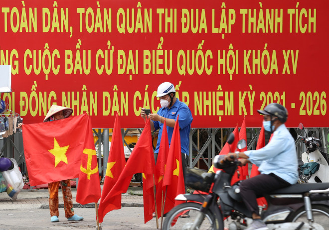 Đường phố TP.HCM rực rỡ cờ hoa sẵn sàng cho ngày bầu cử - 7