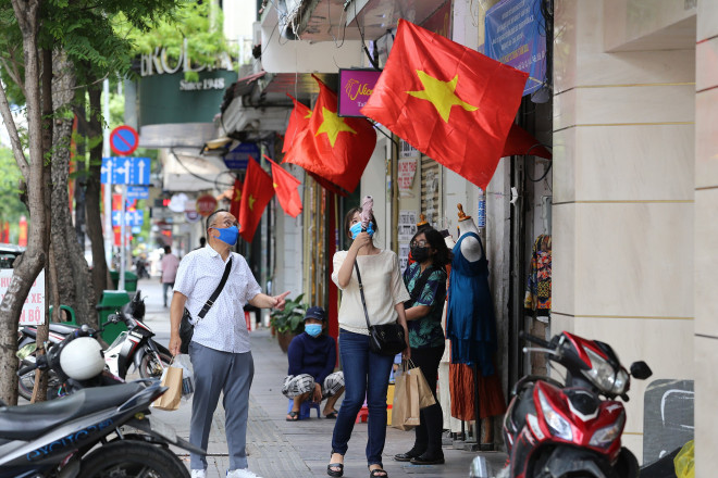 Đường phố TP.HCM rực rỡ cờ hoa sẵn sàng cho ngày bầu cử - 8