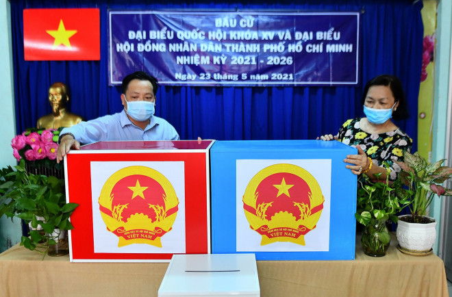 Đường phố TP.HCM rực rỡ cờ hoa sẵn sàng cho ngày bầu cử - 9