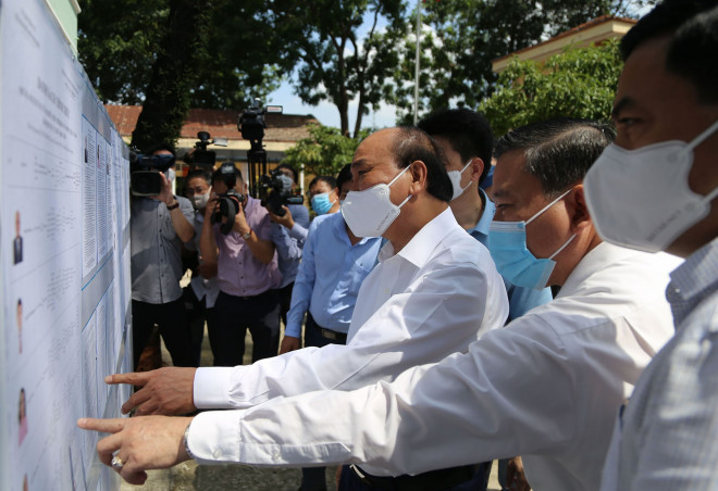 Đường phố TP.HCM rực rỡ cờ hoa sẵn sàng cho ngày bầu cử - 10