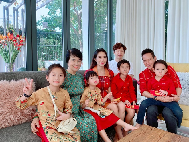 Mẹ vợ Lý Hải, Kim Lý có tuổi vẫn trẻ đẹp như người mẫu - 1