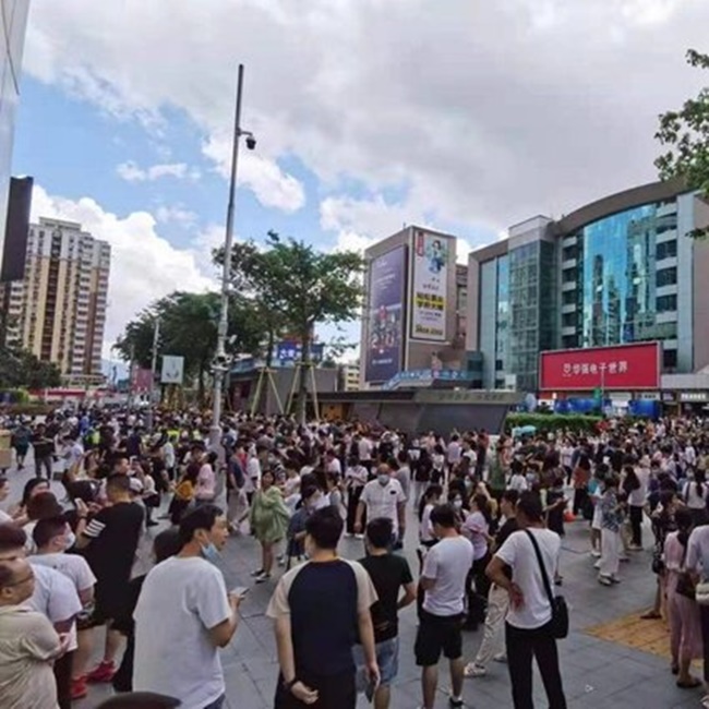 Sự việc đột ngột rung lắc xảy ra tại toà nhà SEG Plaza ở Thâm Quyến, Trung Quốc khiến cho rất nhiều người bỏ chạy. Tòa tháp này nằm ở khu mua sắm sầm uất Huaqiangbei, nơi có chợ điện tử lớn nhất thế giới. 
