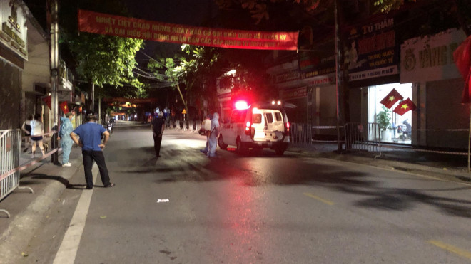 Bị đưa đi điều trị Covid-19, cặp vợ chồng cố thủ suốt 2 tiếng trong nhà - 2