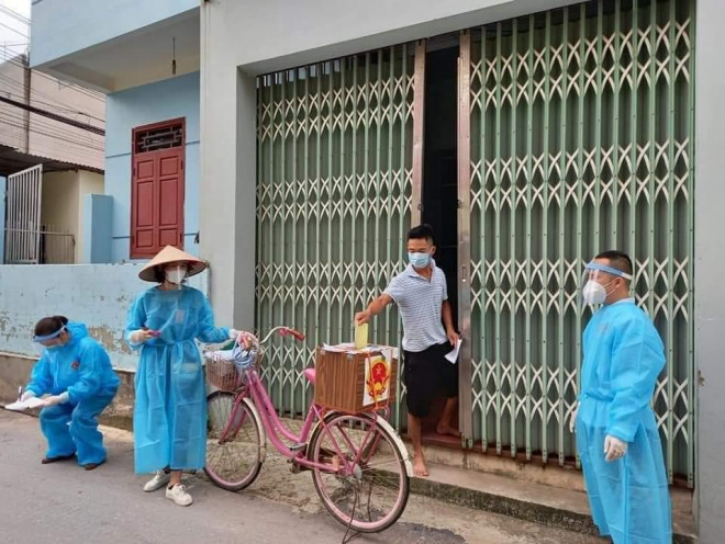 Bầu cử trong &#34;tâm dịch&#34; Bắc Giang: Dùng xe đạp chở hòm phiếu đến tận nhà cử tri - 1