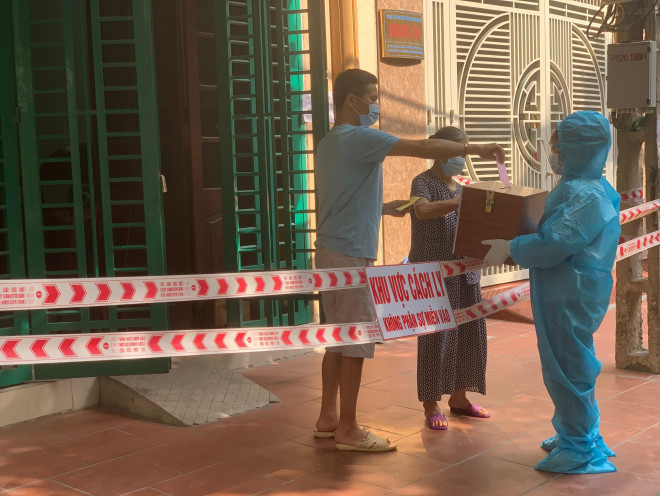 Bầu cử trong "tâm dịch" Bắc Giang: Dùng xe đạp chở hòm phiếu đến tận nhà cử tri - 2