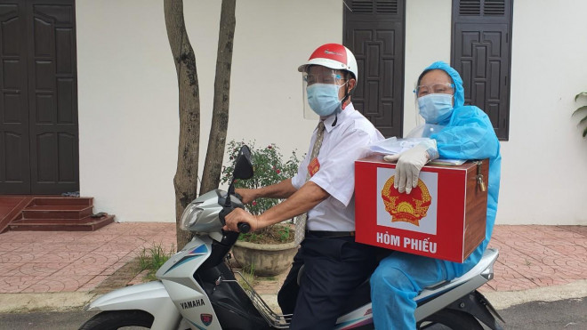 Bầu cử trong "tâm dịch" Bắc Giang: Dùng xe đạp chở hòm phiếu đến tận nhà cử tri - 6