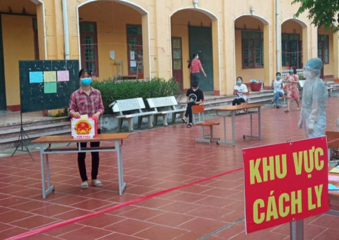 Bầu cử trong "tâm dịch" Bắc Giang: Dùng xe đạp chở hòm phiếu đến tận nhà cử tri - 11