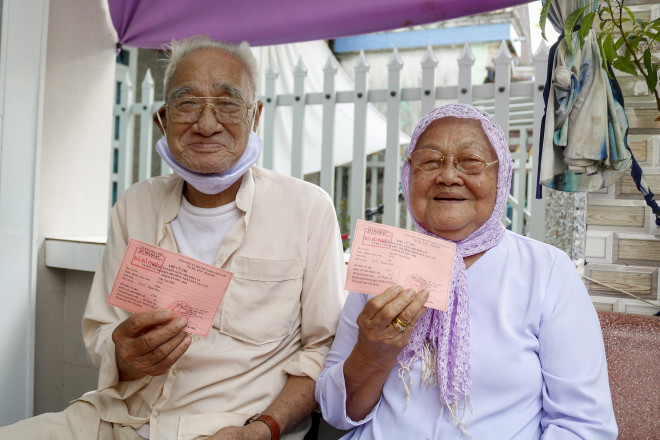 Niềm hạnh phúc của cặp vợ chồng 82 tuổi dắt tay nhau đi bầu cử - 3