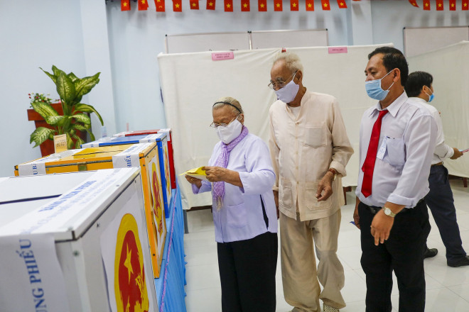 Niềm hạnh phúc của cặp vợ chồng 82 tuổi dắt tay nhau đi bầu cử - 2