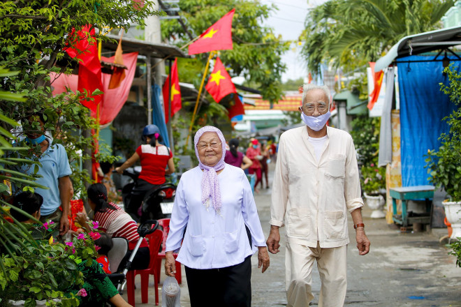 Niềm hạnh phúc của cặp vợ chồng 82 tuổi dắt tay nhau đi bầu cử - 4