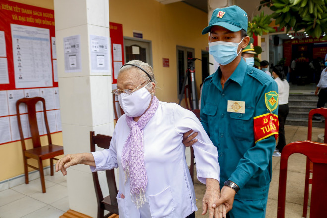 Niềm hạnh phúc của cặp vợ chồng 82 tuổi dắt tay nhau đi bầu cử - 7