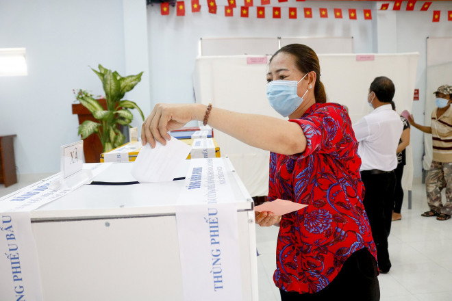 Niềm hạnh phúc của cặp vợ chồng 82 tuổi dắt tay nhau đi bầu cử - 9