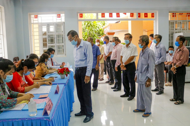 Niềm hạnh phúc của cặp vợ chồng 82 tuổi dắt tay nhau đi bầu cử - 11