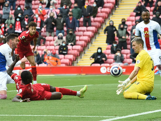Video Liverpool - Crystal Palace: Mane ghi cú đúp, cán đích top 3 rực rỡ (vòng 38) - 1