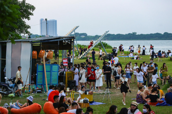 CLIP: Hàng trăm người tụ tập vui chơi ở bãi đá sông Hồng giữa dịch Covid-19 - 5