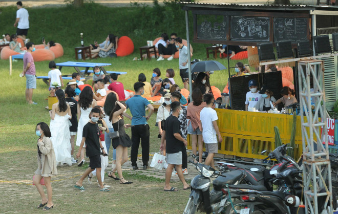 CLIP: Hàng trăm người tụ tập vui chơi ở bãi đá sông Hồng giữa dịch Covid-19 - 9