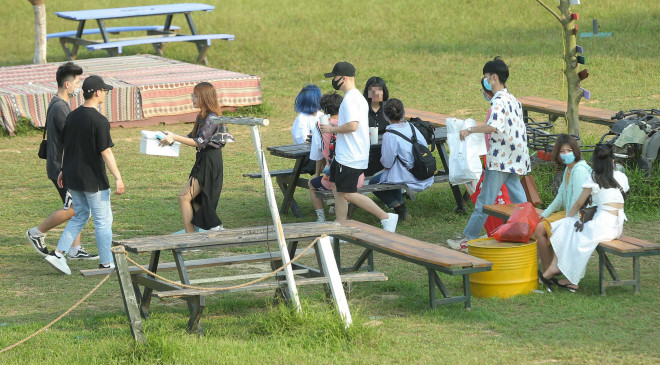 CLIP: Hàng trăm người tụ tập vui chơi ở bãi đá sông Hồng giữa dịch Covid-19 - 11