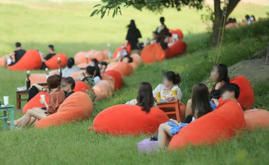 CLIP: Hàng trăm người tụ tập vui chơi ở bãi đá sông Hồng giữa dịch Covid-19 - 2