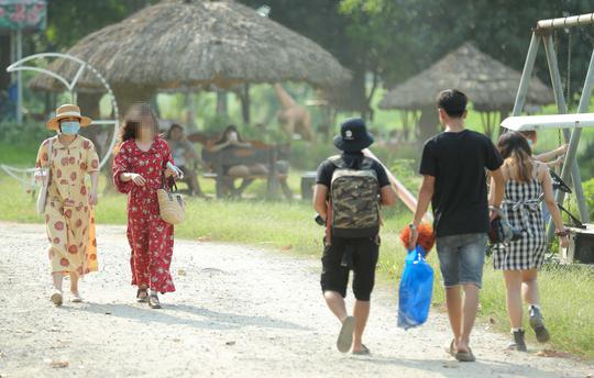 CLIP: Hàng trăm người tụ tập vui chơi ở bãi đá sông Hồng giữa dịch Covid-19 - 4