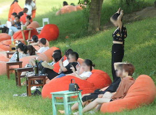 CLIP: Hàng trăm người tụ tập vui chơi ở bãi đá sông Hồng giữa dịch Covid-19 - 8