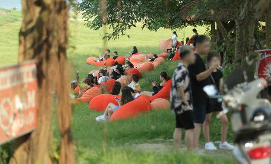 CLIP: Hàng trăm người tụ tập vui chơi ở bãi đá sông Hồng giữa dịch Covid-19 - 7