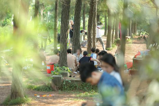 CLIP: Hàng trăm người tụ tập vui chơi ở bãi đá sông Hồng giữa dịch Covid-19 - 10