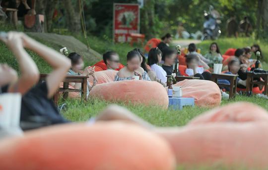 CLIP: Hàng trăm người tụ tập vui chơi ở bãi đá sông Hồng giữa dịch Covid-19 - 12