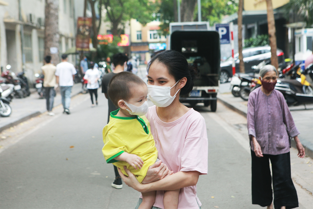 HN: Phong tỏa trụ sở Tập đoàn T&T, lấy mẫu xét nghiệm COVID-19 cho người dân quanh toà nhà - 13