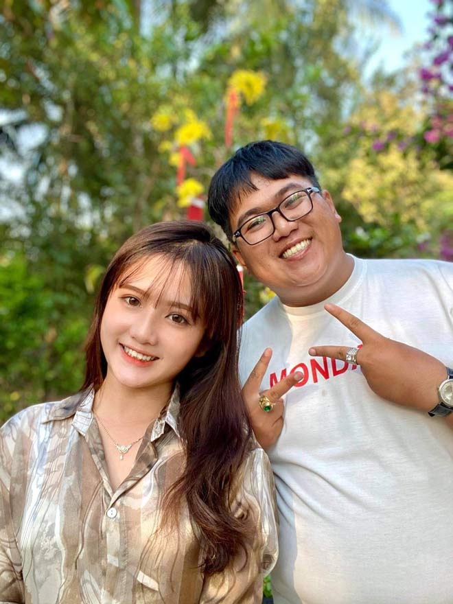 Chàng trai nặng 150kg tán đổ cô gái 35kg xinh như hot girl - 1