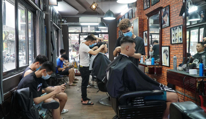 CLIP: Người dân Hà Nội tranh thủ đi cắt tóc, hàng quán vội dọn dẹp trước "giờ G" - 6