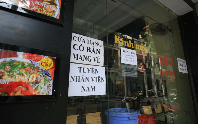 CLIP: Người dân Hà Nội tranh thủ đi cắt tóc, hàng quán vội dọn dẹp trước "giờ G" - 11