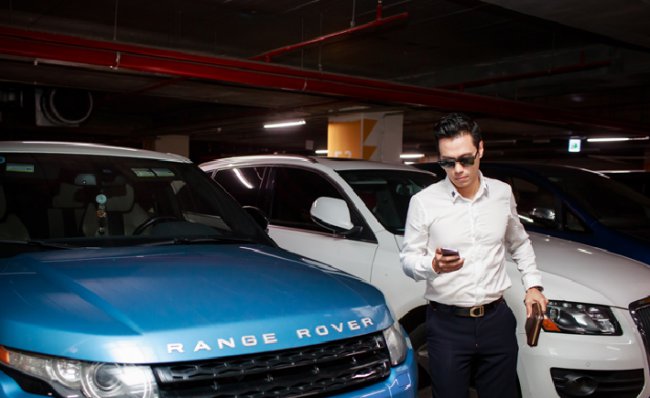 Trước khi sở hữu Bentley hơn 10 tỷ, Việt Anh cũng từng sở hữu một chiếc Range Rover đắt đỏ màu xanh ngọc trị giá khoảng 5 tỷ đồng.
