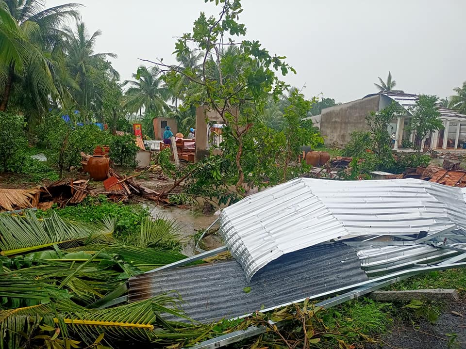 Lốc xoáy kinh hoàng quét qua, cuốn phăng nhiều mái nhà ở Vĩnh Long - 2