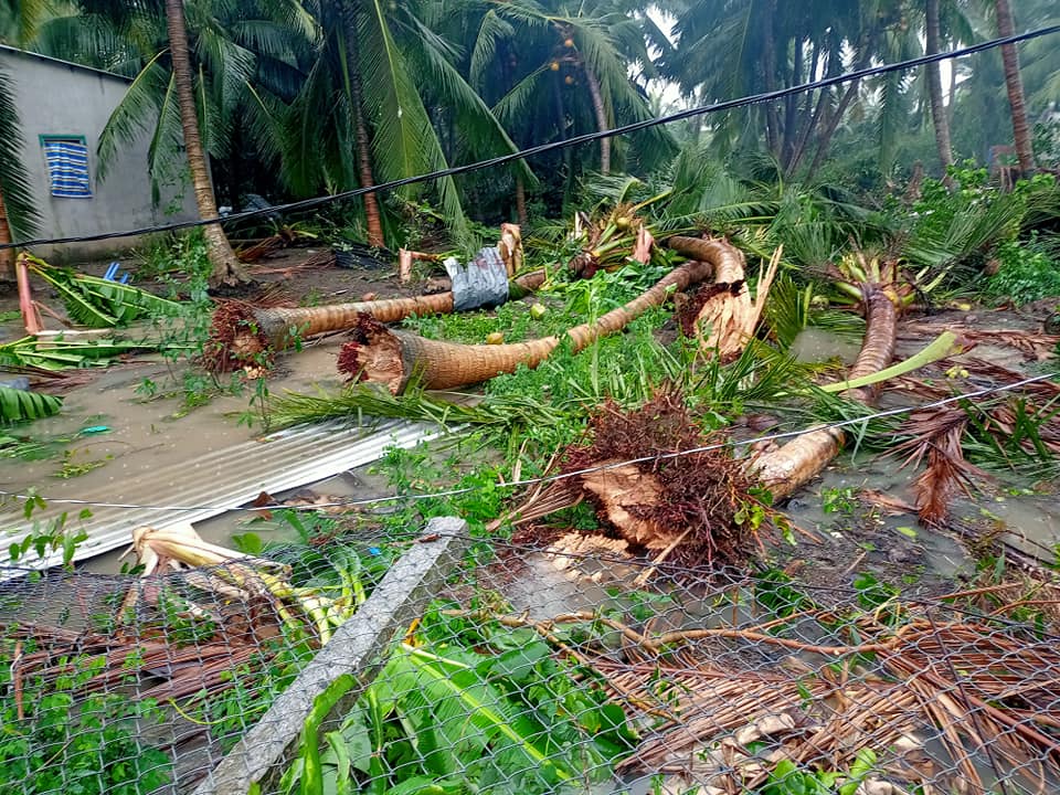 Lốc xoáy kinh hoàng quét qua, cuốn phăng nhiều mái nhà ở Vĩnh Long - 3