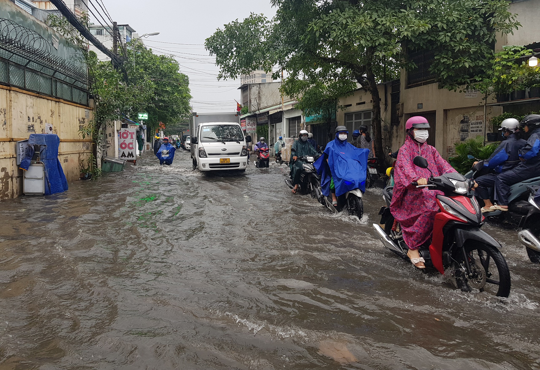 Mưa từ sáng đến trưa, đường Sài Gòn ngập khủng khiếp, nước ngập gần lút bánh xe - 1