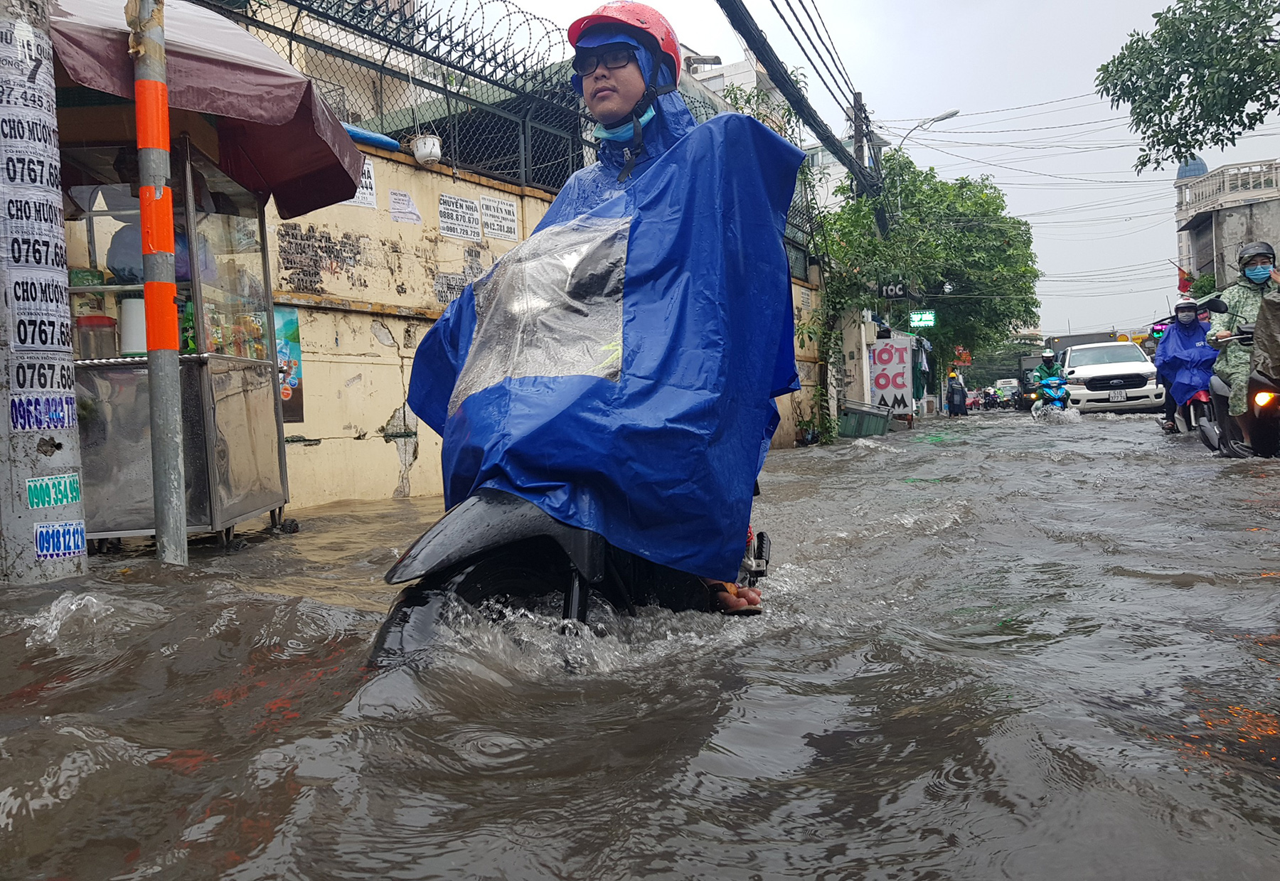 Mưa từ sáng đến trưa, đường Sài Gòn ngập khủng khiếp, nước ngập gần lút bánh xe - 3