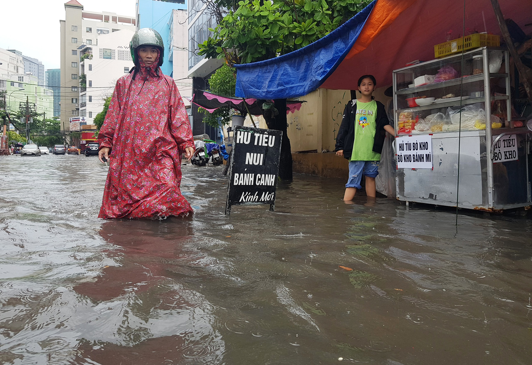 Mưa từ sáng đến trưa, đường Sài Gòn ngập khủng khiếp, nước ngập gần lút bánh xe - 5