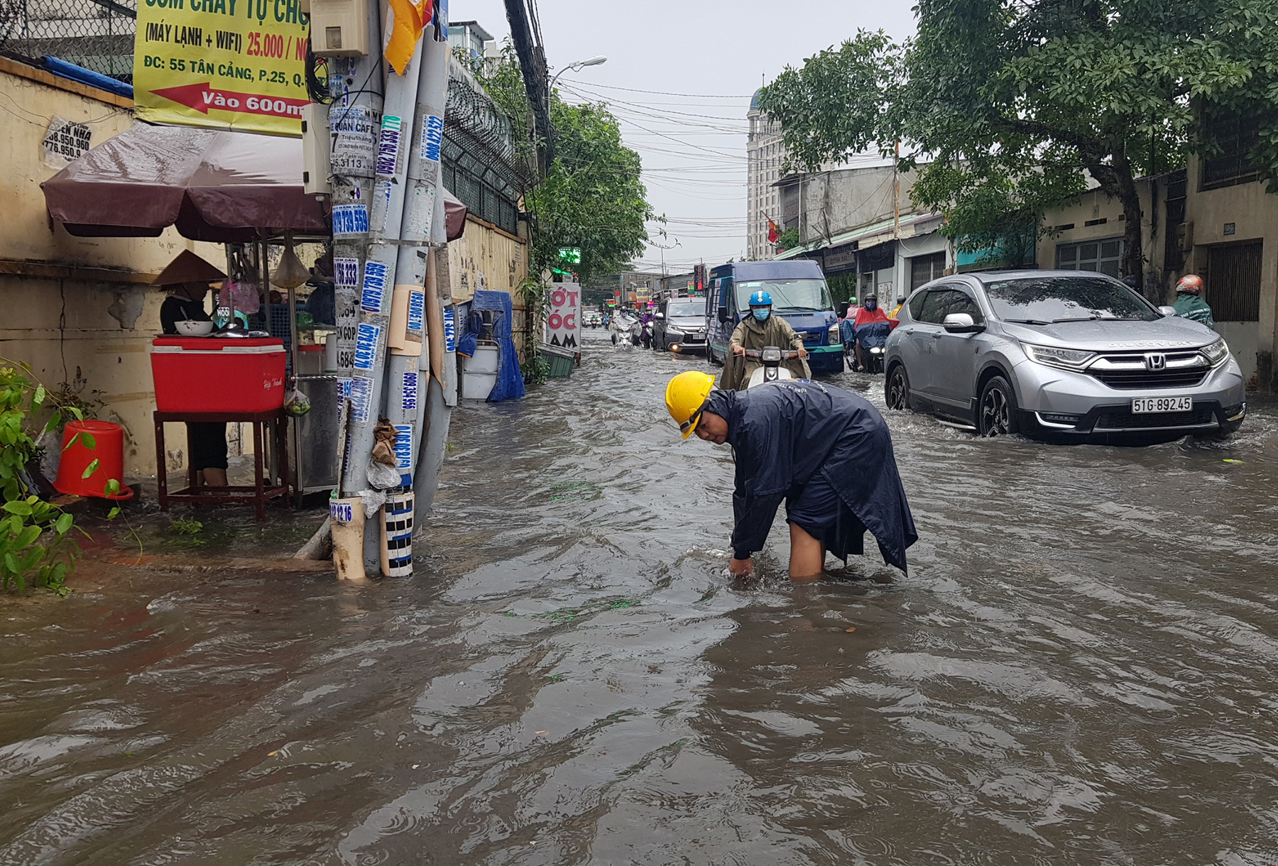 Mưa từ sáng đến trưa, đường Sài Gòn ngập khủng khiếp, nước ngập gần lút bánh xe - 7