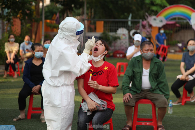 Ba nhân viên y tế ở Bắc Giang lây nhiễm COVID – 19 khi lấy mẫu - 2