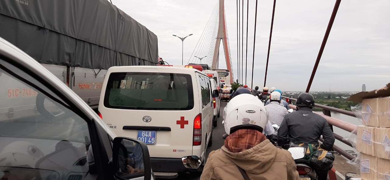 Kẹt xe khủng khiếp qua hiện trường tai nạn chết người trên cầu Cần Thơ - 4