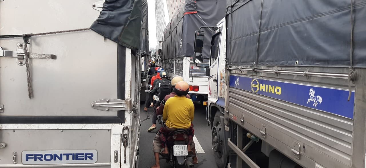 Kẹt xe khủng khiếp qua hiện trường tai nạn chết người trên cầu Cần Thơ - 3