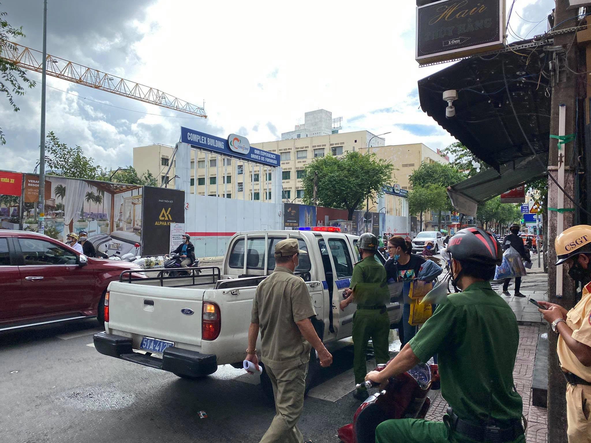 Trang Khan Bị Cong An Mời Lam Việc Sau Man Khẩu Chiến Với Nam It