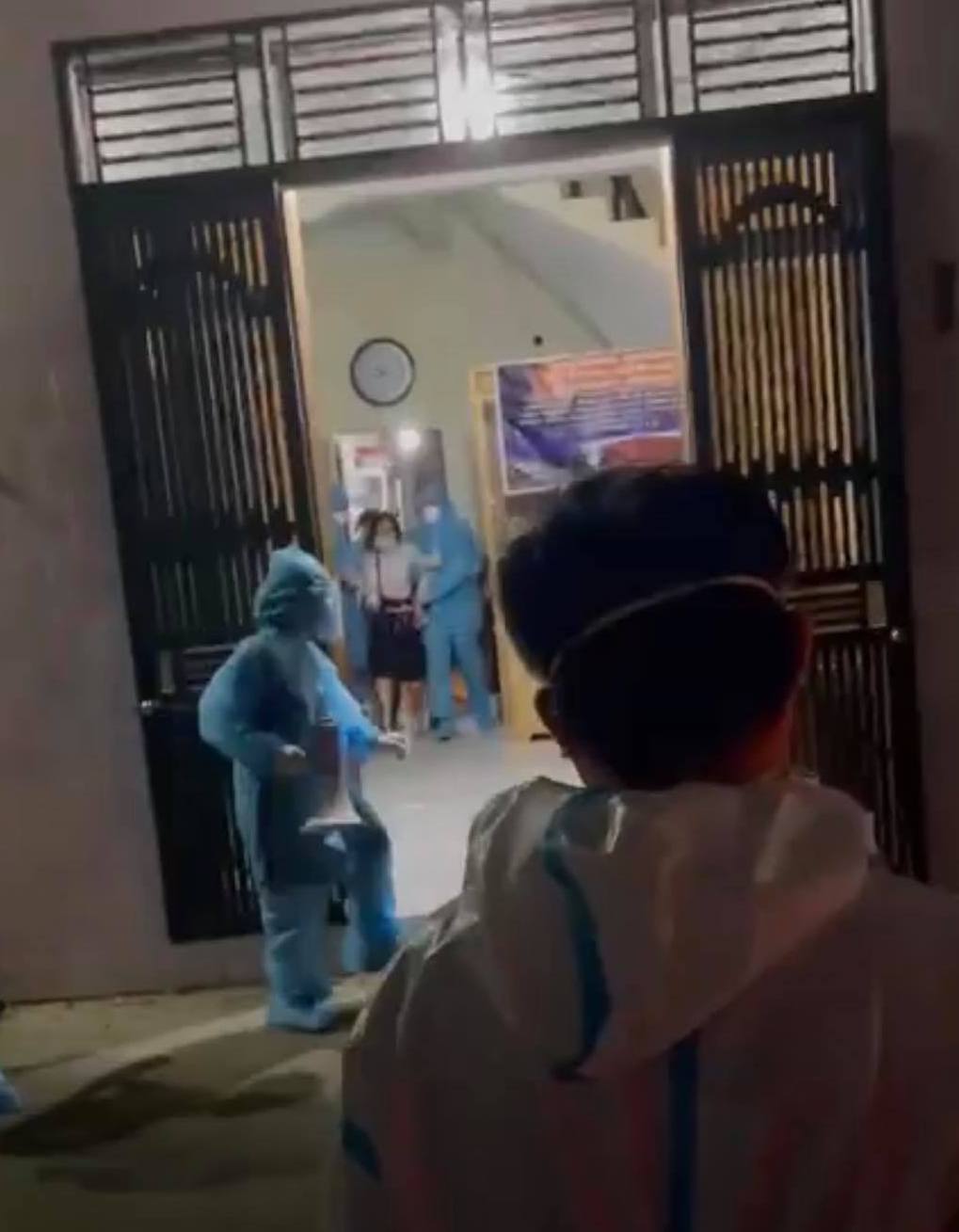 Clip: Người phụ nữ cố thủ trên tầng 3 không đi cách ly, công an dùng cần cẩu cưỡng chế - 2