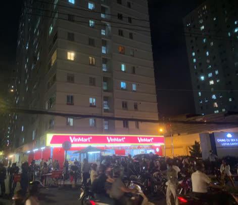 TP.HCM: Phong tỏa chung cư Sen Xanh trong đêm, liên quan thai thụ nghi mắc Covid-19 - 2