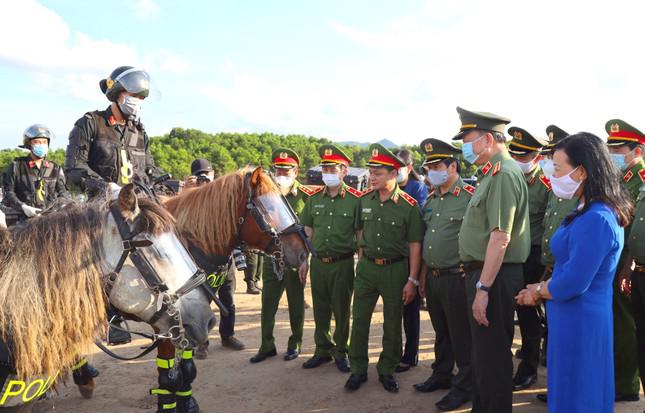 Cận cảnh Cảnh sát cơ động cưỡi chiến mã, nổ súng trấn áp tội phạm - 3