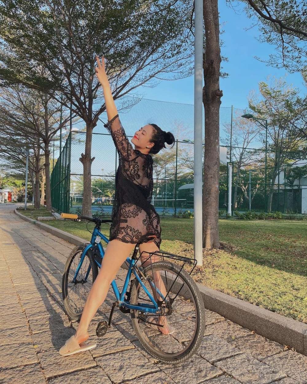 Mặc sexy đạp xe: Hoàng Thùy Linh mặc váy ren, Quỳnh Nga diện bikini - 4