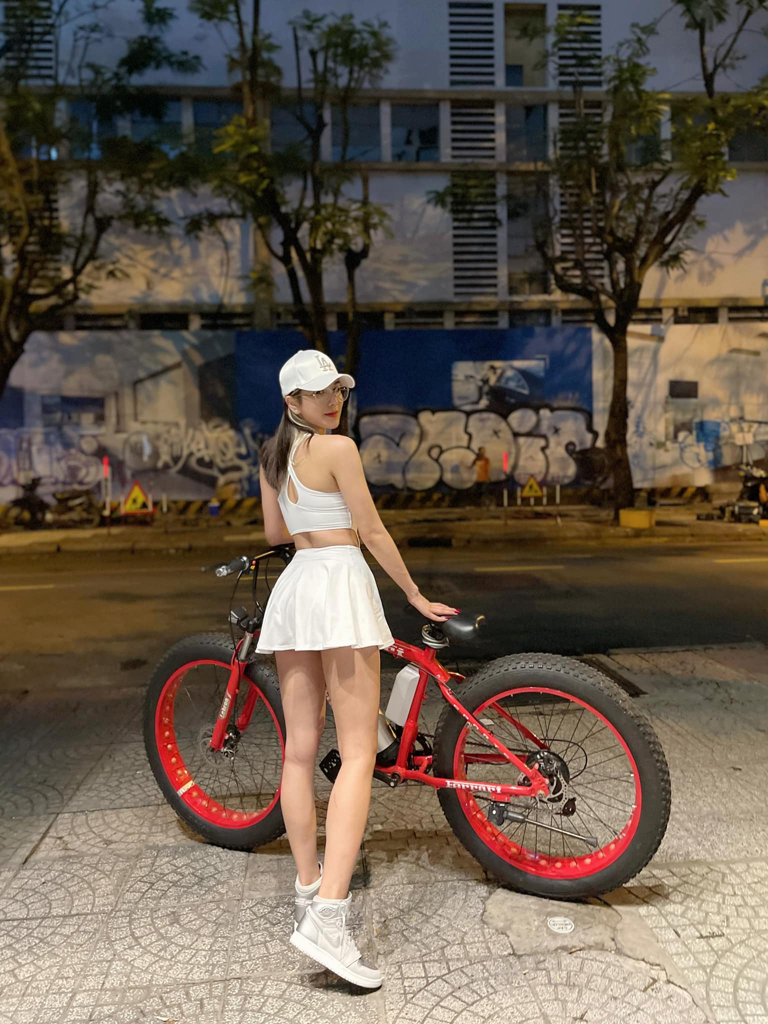 Mặc sexy đạp xe: Hoàng Thùy Linh mặc váy ren, Quỳnh Nga diện bikini - 3
