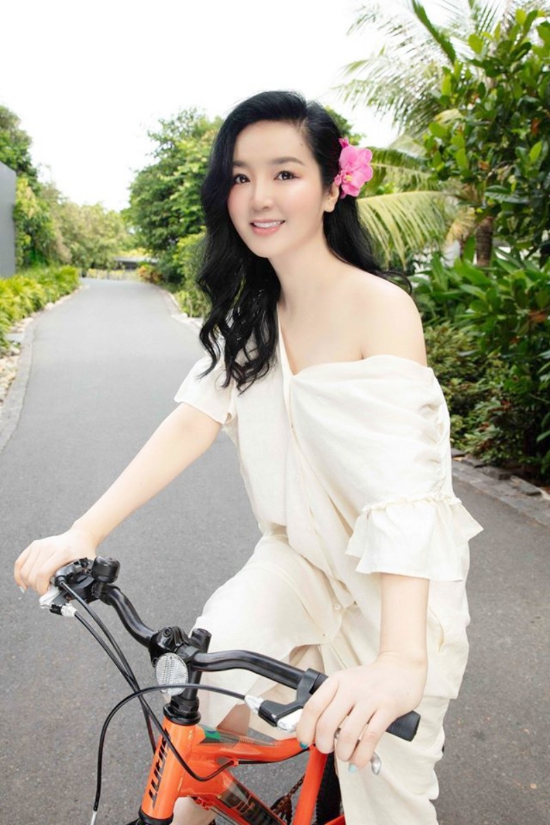 Mặc gợi cảm đạp xe: Hoàng Thùy Linh mặc váy ren, Quỳnh Nga diện bikini - 6