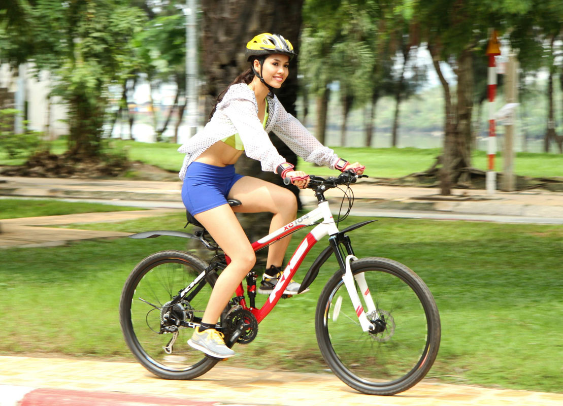 Mặc sexy đạp xe: Hoàng Thùy Linh mặc váy ren, Quỳnh Nga diện bikini - 9